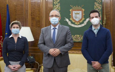 Urbina se reúne con el alcalde de Pamplona, Enrique Maya